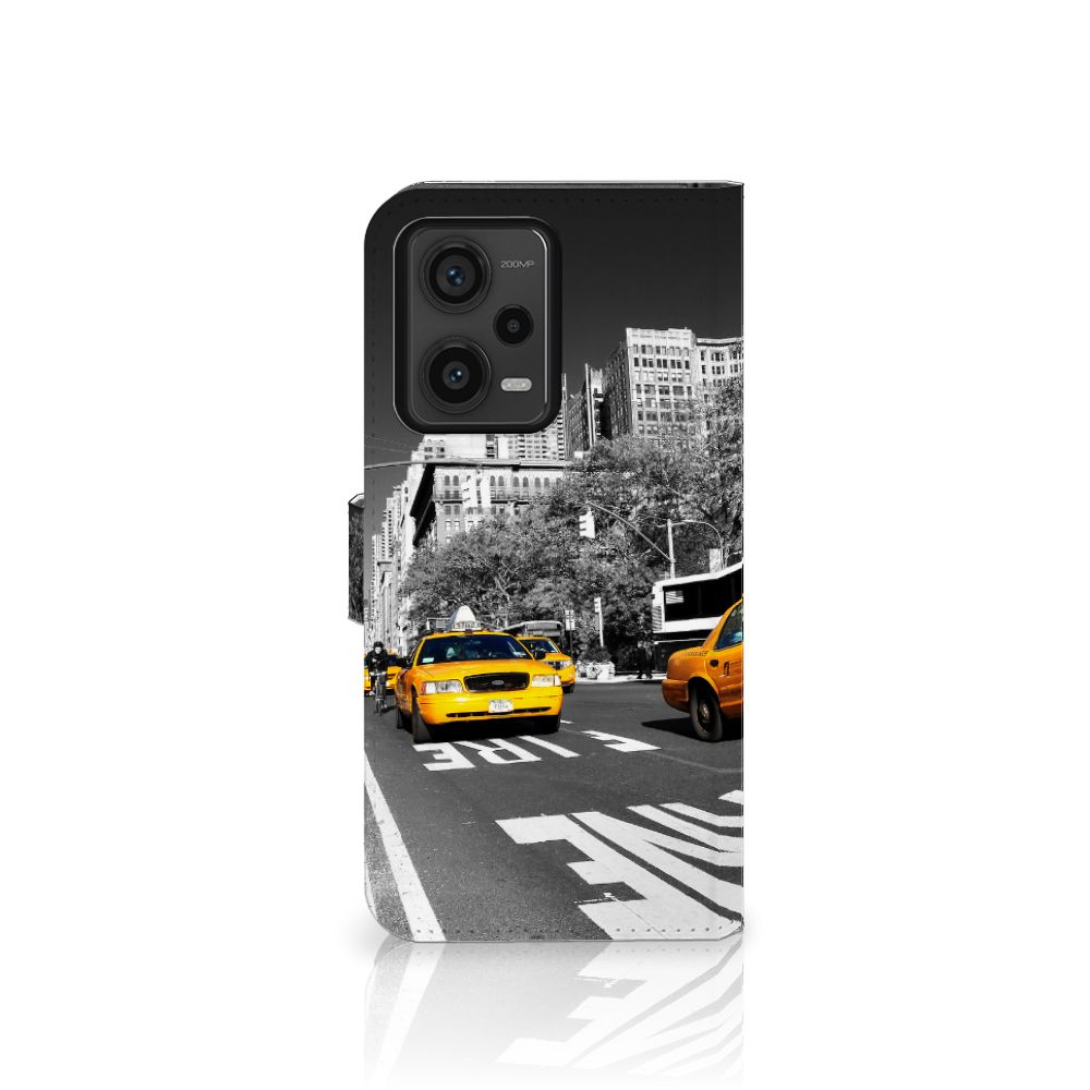 Xiaomi Redmi Note 12 Pro Plus Flip Cover New York Taxi met een iconische taxi op de voorkant, ideaal als cadeau 🎁 voor stadsliefhebbers.