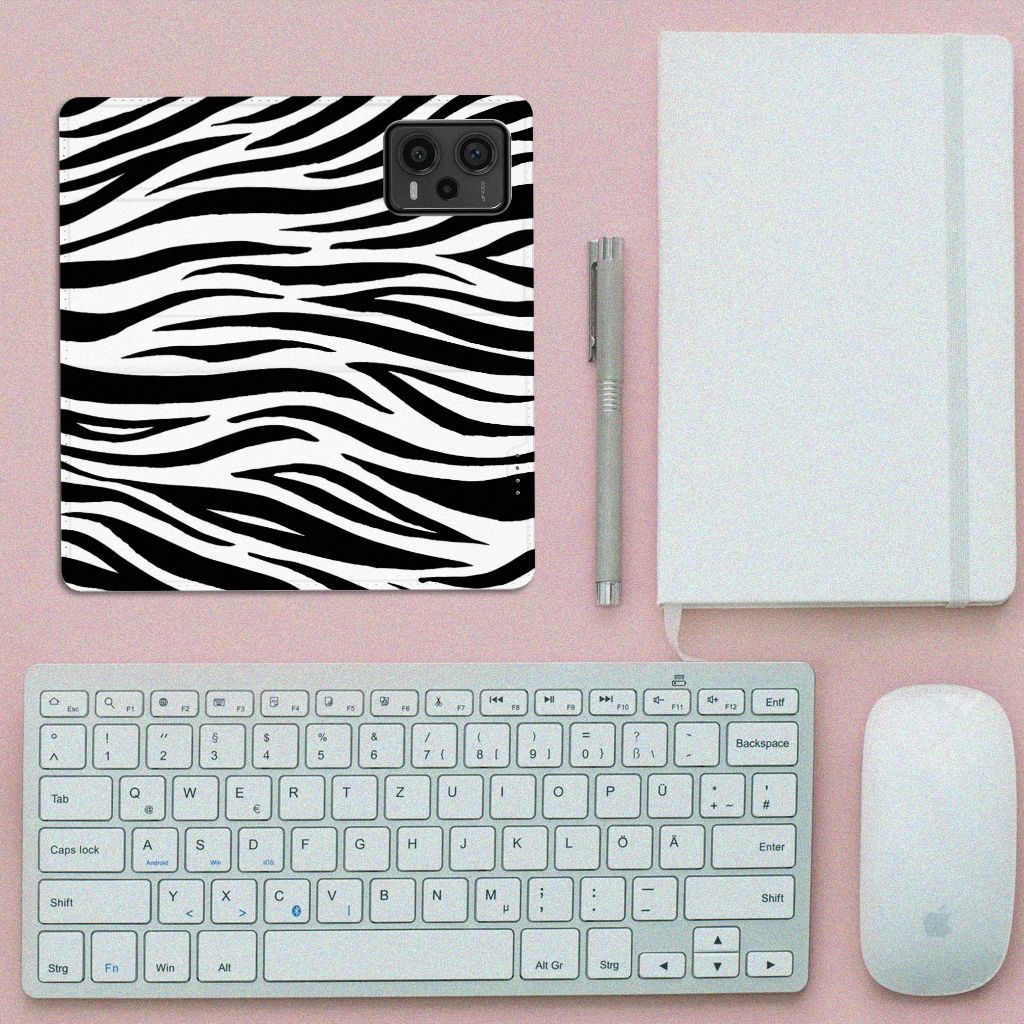 Xiaomi Redmi Note 12 Pro Plus Hoesje maken Zebra met zwart-witte zebra strepen op bureau met toetsenbord en muis. Cadeau idee!