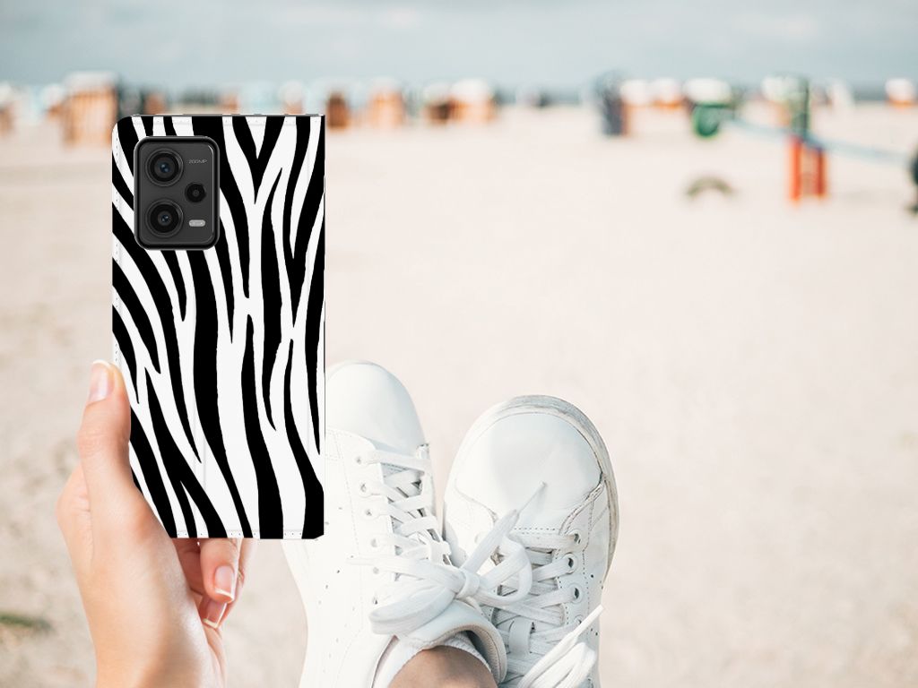 Xiaomi Redmi Note 12 Pro Plus Hoesje maken Zebra met zwart-witte strepen op het strand, perfect als cadeau 🌊.