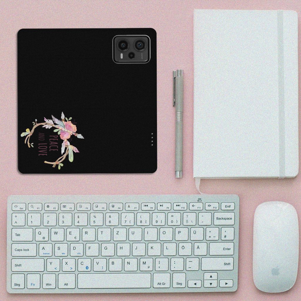 Xiaomi Redmi Note 12 Pro Plus Magnet Case Boho Text op een bureau met een toetsenbord en notitieboekje.