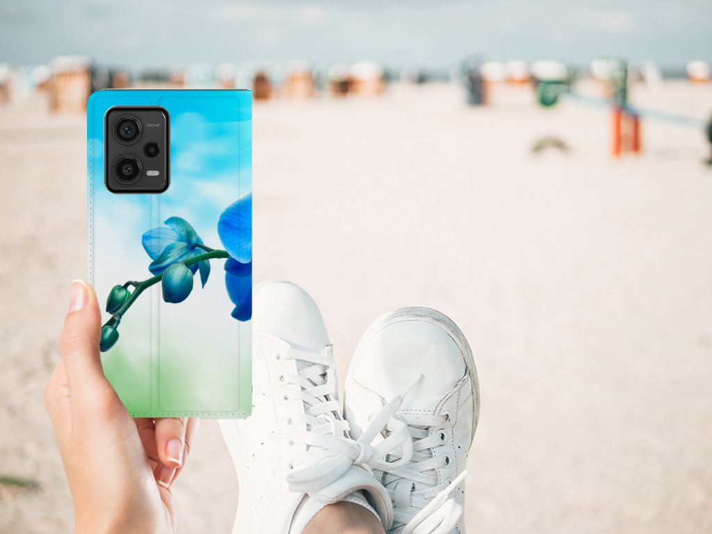 Xiaomi Redmi Note 12 Pro Plus Smart Cover Orchidee Blauw afbeelding buiten hand sneaker