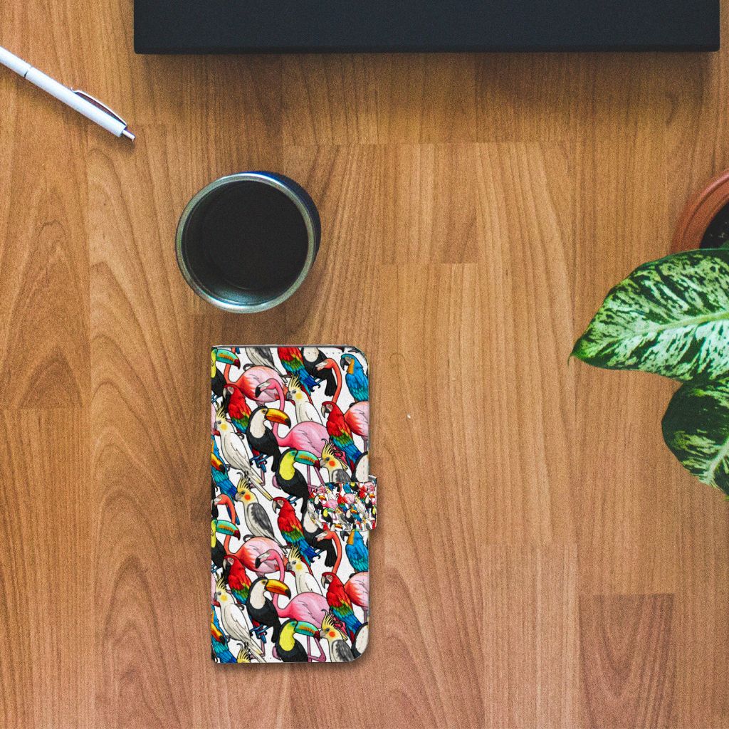 Xiaomi Redmi Note 12 Pro Plus Telefoonhoesje met Pasjes Birds met kleurrijke flamingo's op een houten tafel.