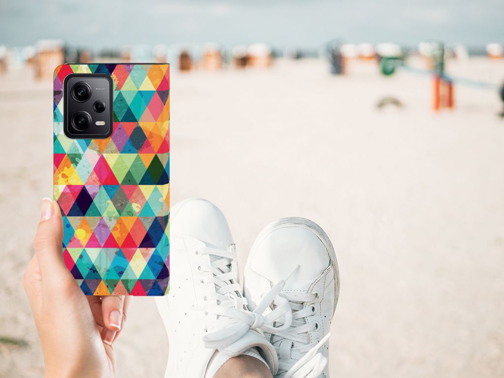 Xiaomi Redmi Note 12 Pro | Poco X5 Pro Hoesje met Magneet Geruit geruit kleurrijk hand houdend strand