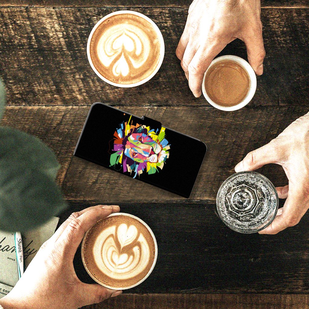 Xiaomi Redmi Note 12S Leuk Hoesje Lion Color op tafel met koffie, perfect cadeau voor gebruiksgemak en bescherming.