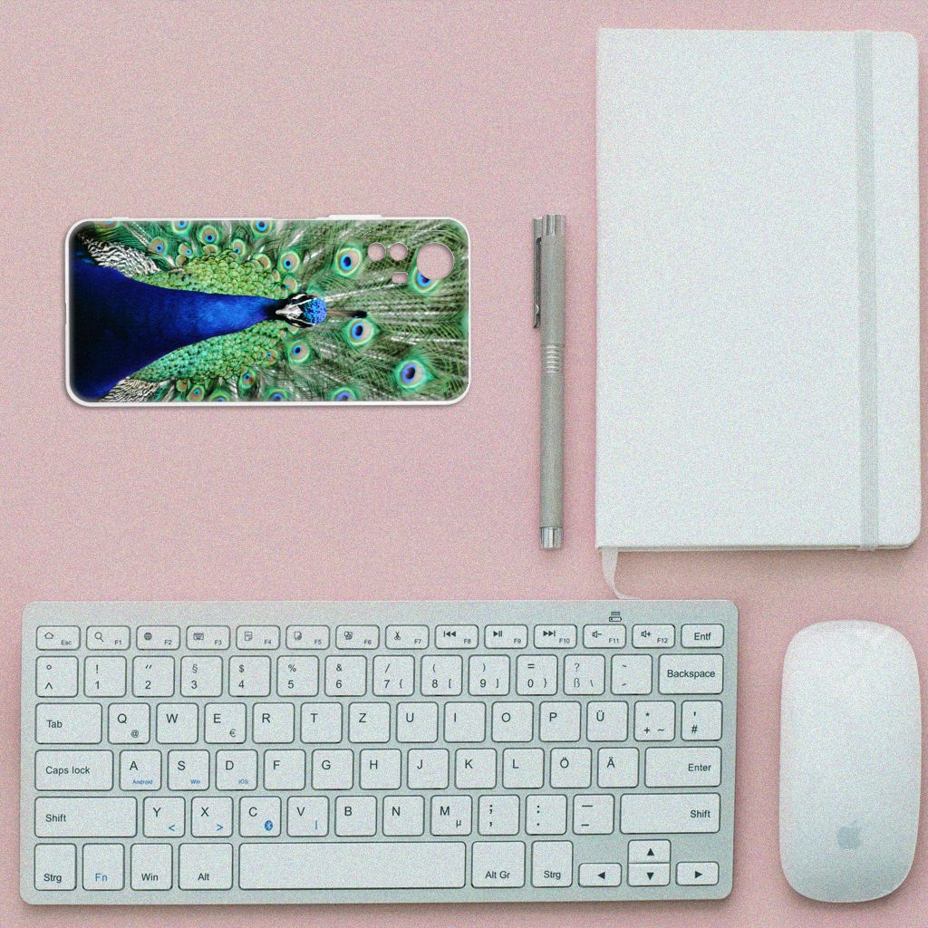 Xiaomi Redmi Note 12S TPU Hoesje Pauw met kleurrijk pauwenontwerp en duurzaamheid op een bureau.