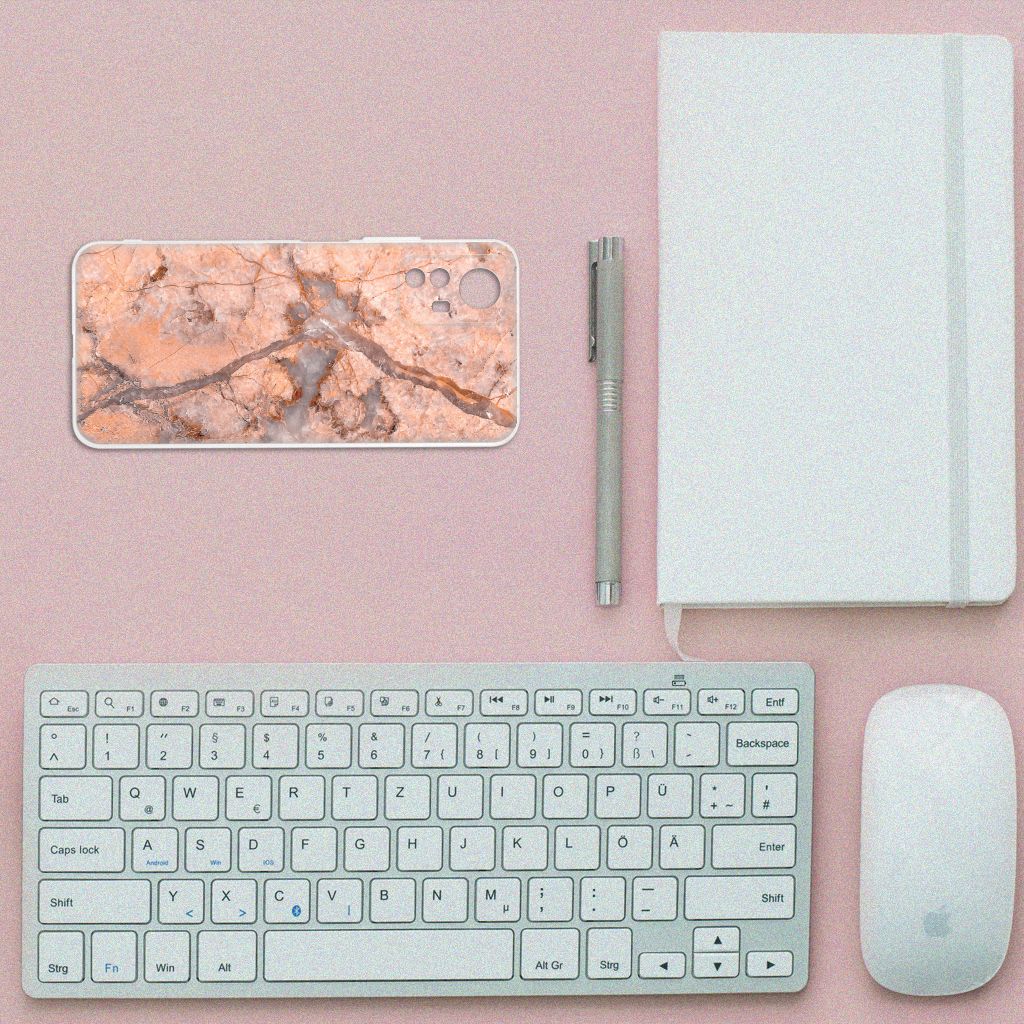 Xiaomi Redmi Note 12S TPU Siliconen Hoesje Marmer Oranje met toetsenbord en notitieboek op een roze achtergrond.