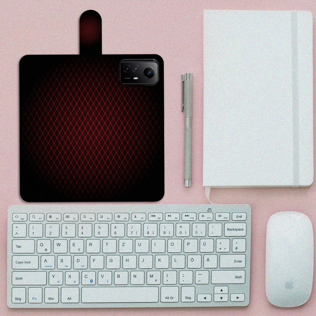Xiaomi Redmi Note 12S Telefoon Hoesje Geruit Rood op een bureau met toetsenbord en notitieboek.