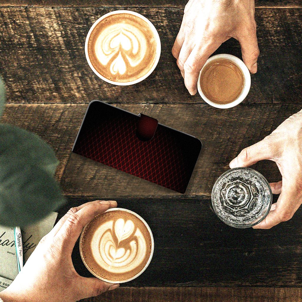 Xiaomi Redmi Note 12S Telefoon Hoesje Geruit Rood op een houten tafel met koffie en water.