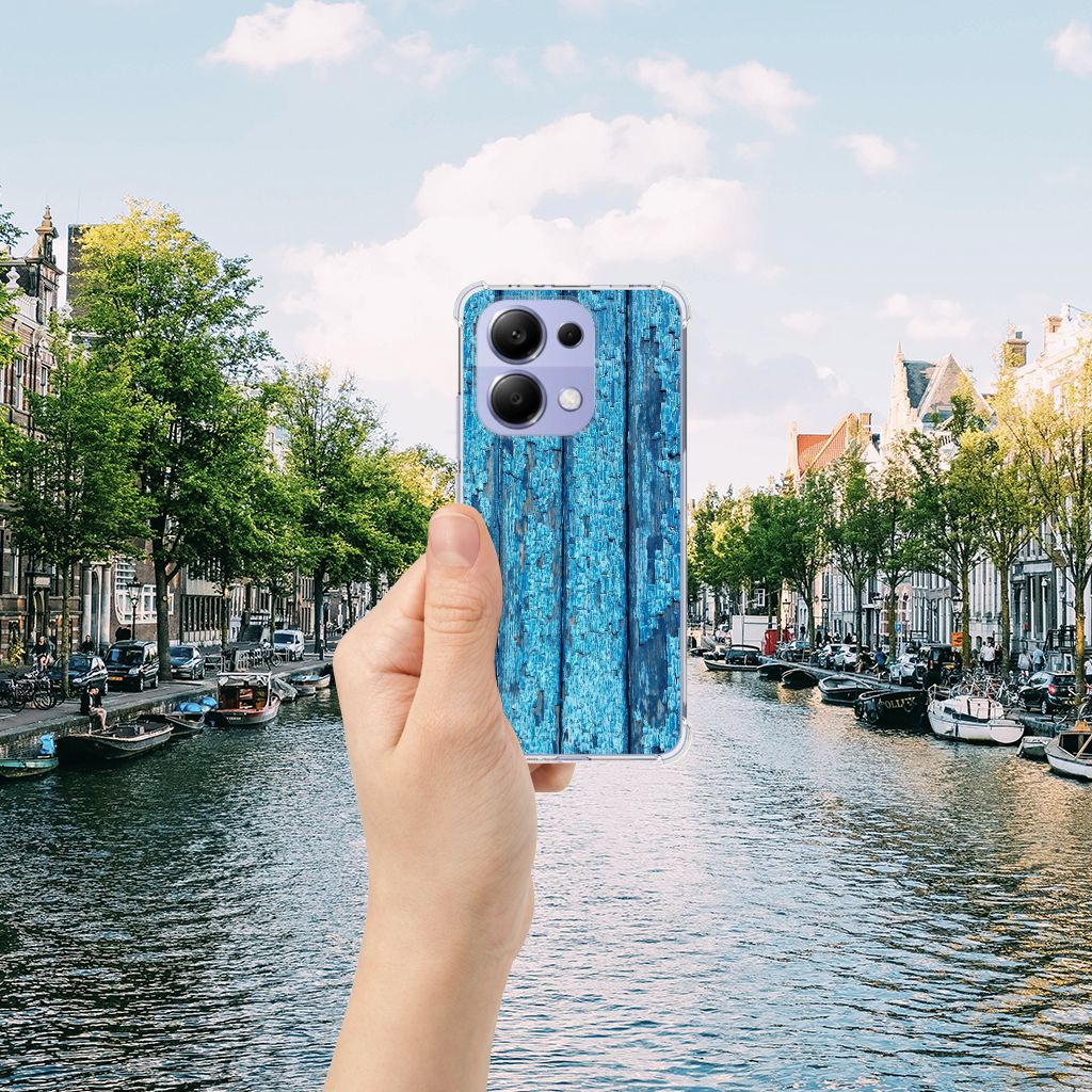 Xiaomi Redmi Note 13 4G Stevig Telefoonhoesje Wood Blue hand met telefoon in water uitzicht