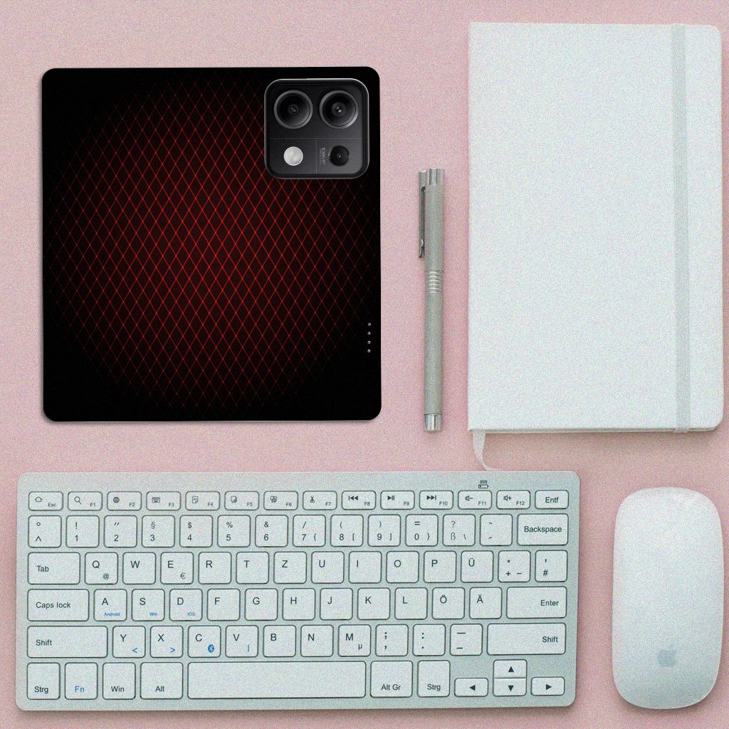 Xiaomi Redmi Note 13 5G Hoesje met Magneet Geruit Rood op een bureau met toetsenbord en notitieboek.