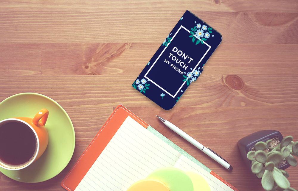 Xiaomi Redmi Note 13 5G Portemonnee Hoesje Flowers Blue DTMP bovenaanzicht bureau koffieboek