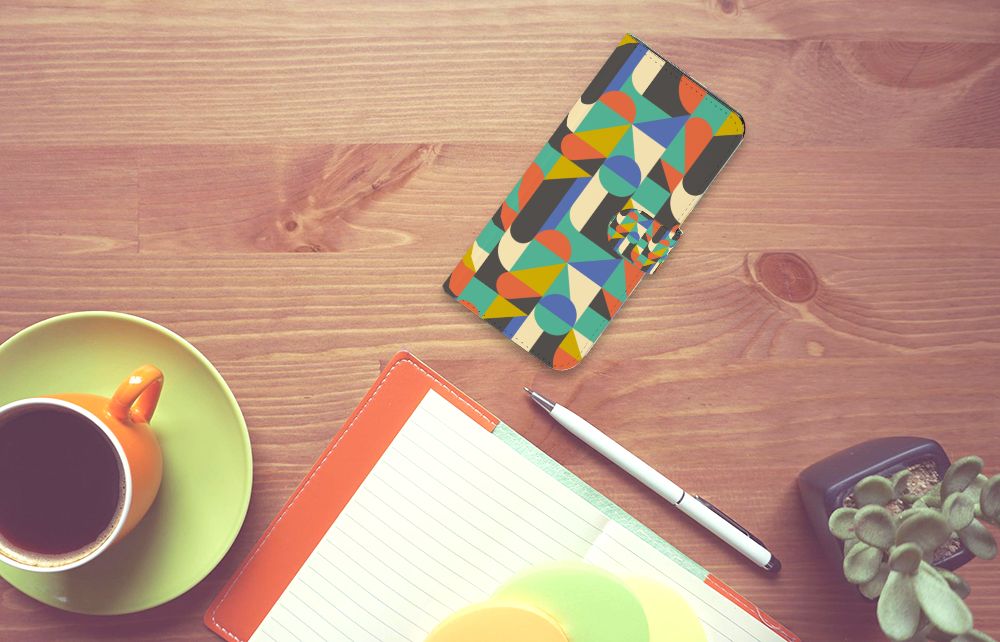 Xiaomi Redmi Note 13 5G Telefoon Hoesje Funky Retro met artistiek design op een tafel met koffie en notitieboek.