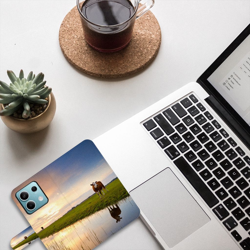 Xiaomi Redmi Note 13 5G Telefoonhoesje met Pasjes Koe telefoonhoesje koeien natuur aanzicht