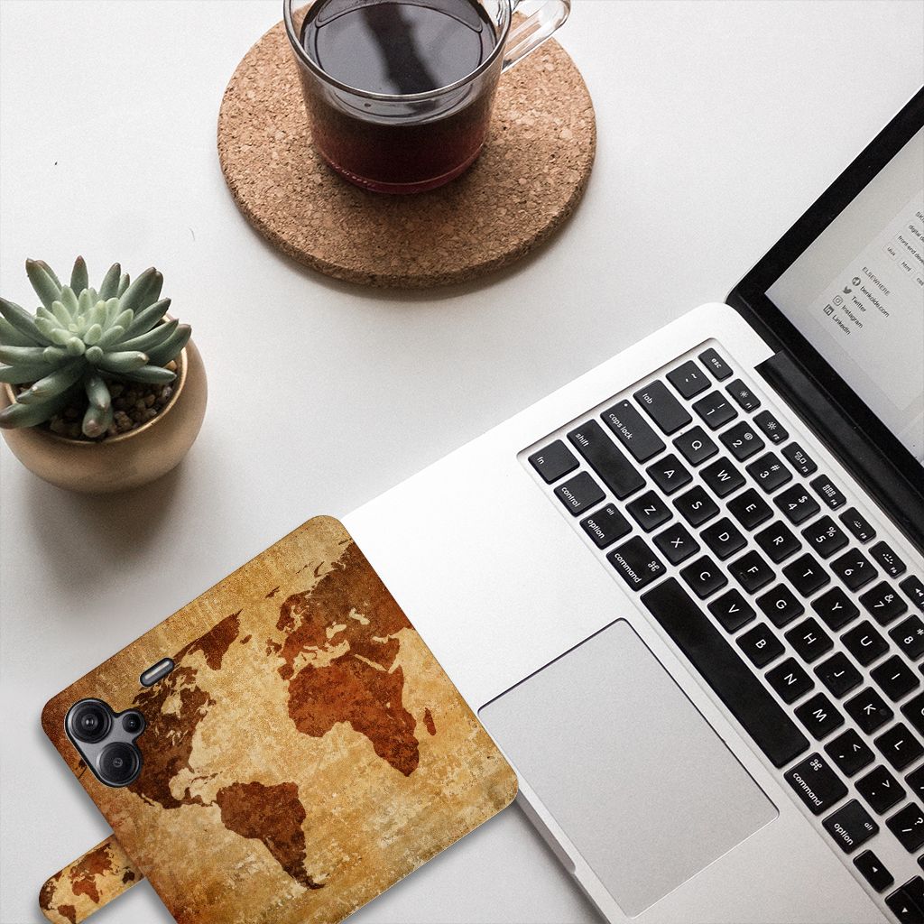 Xiaomi Redmi Note 13 Pro Plus Flip Cover Wereldkaart op bureau met laptop, perfect cadeau voor reizigers.
