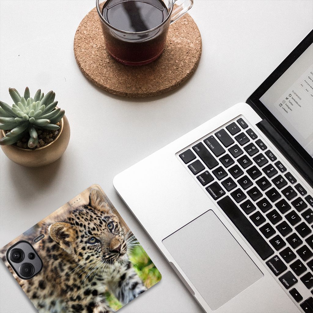 Xiaomi Redmi Note 13 Pro Plus Hoesje maken Baby Luipaard met schattige print op een bureau naast een laptop.