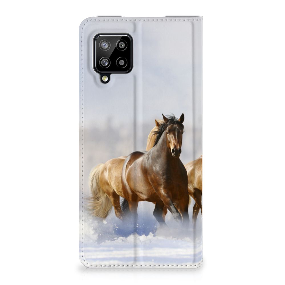 Samsung Galaxy A42 Hoesje maken Paarden met een afbeelding van rijdende paarden in de sneeuw.