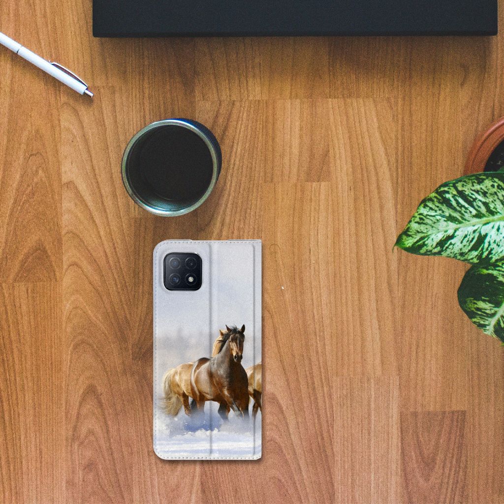 OPPO A73 5G Hoesje maken Paarden met een afbeelding van rijdende paarden op een houten tafel