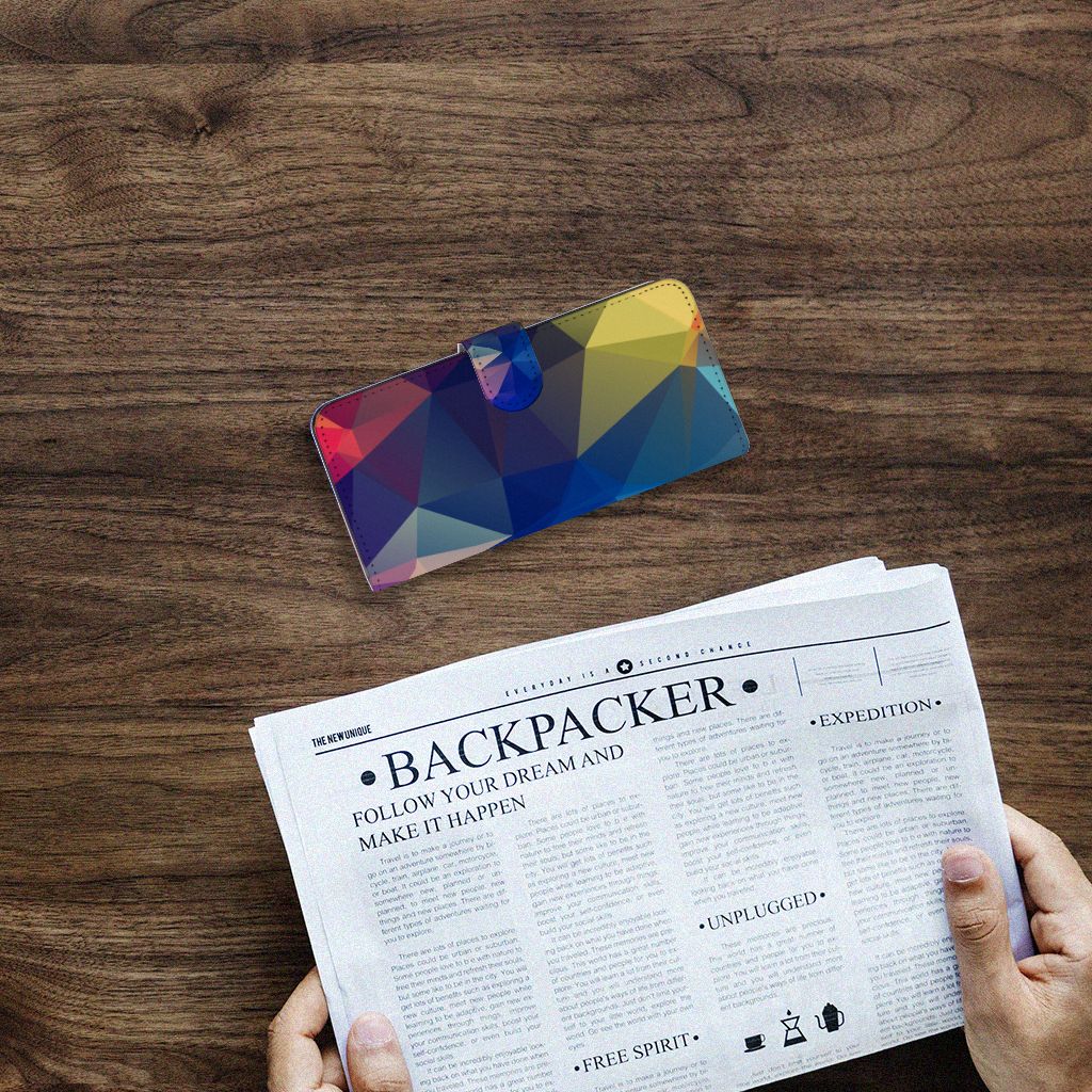 Samsung Galaxy A14 4G Book Case Polygon Dark op een houten tafel met een krant eronder.