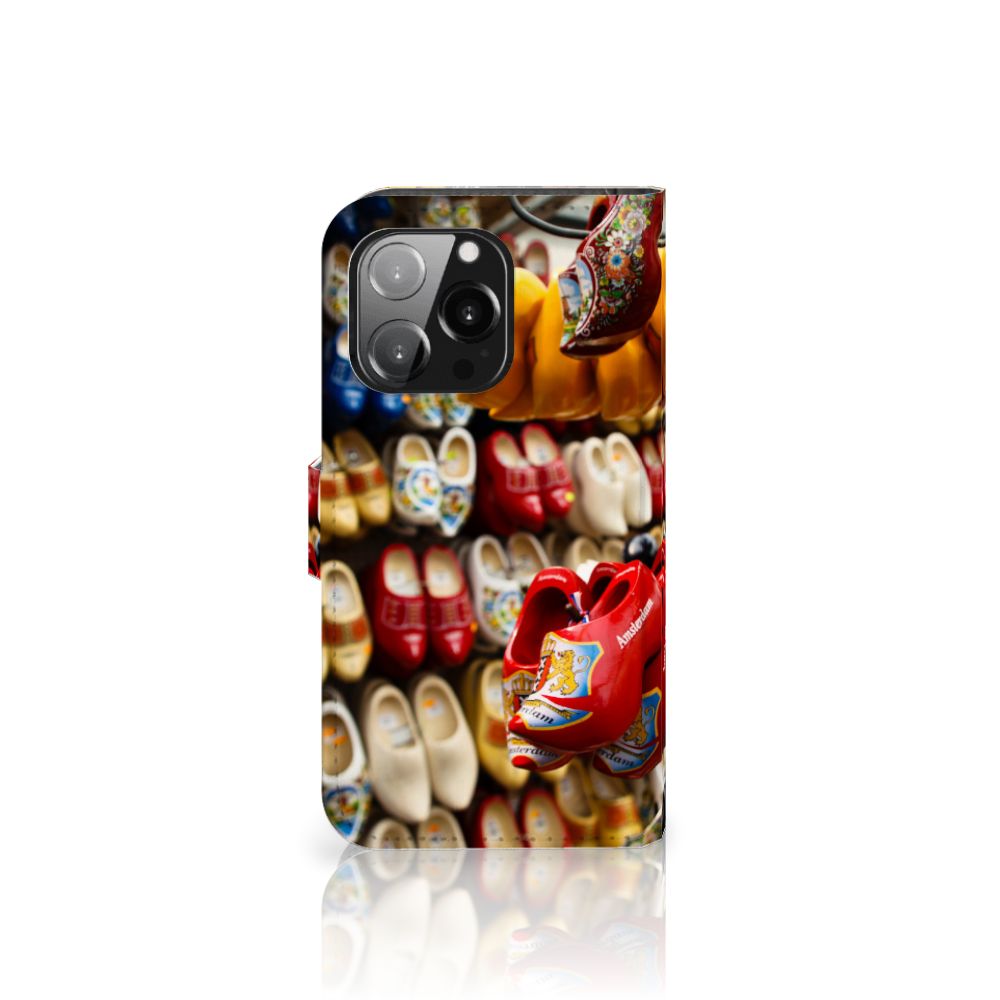 iPhone 13 Pro Flip Cover Klompen met kleurrijke klompen in verschillende stijlen en ontwerpen.