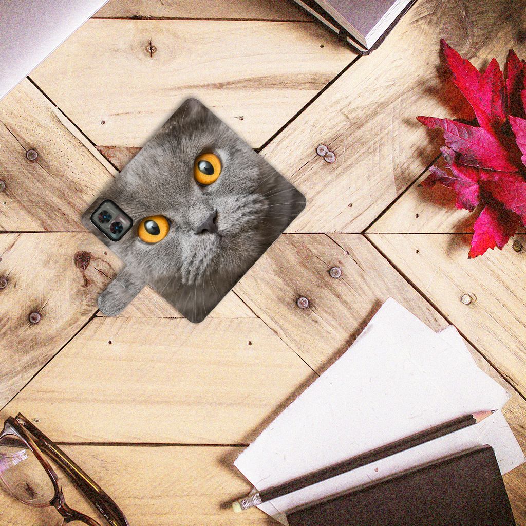 Telefoonhoesje met Pasjes Motorola Edge 30 Neo Britse Korthaar op houten tafel met kantoorbenodigdheden.