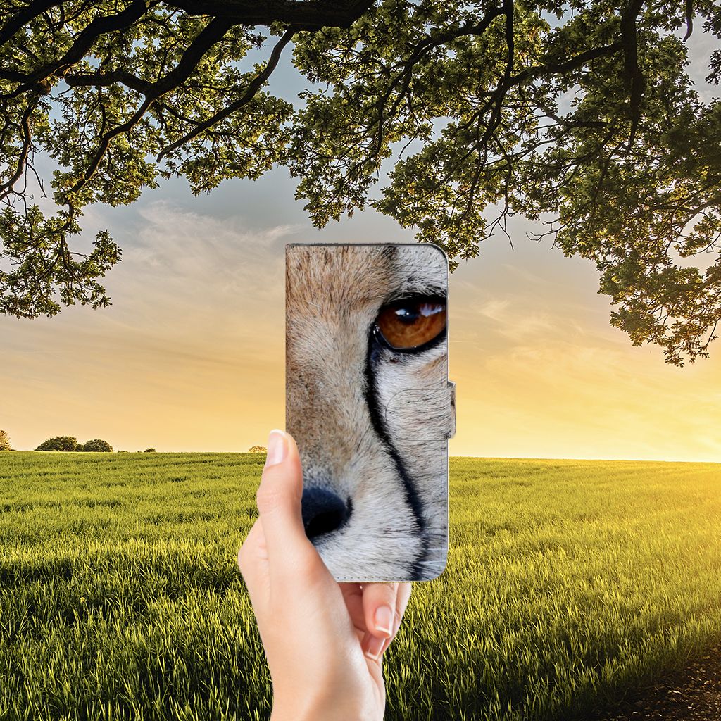 Samsung Galaxy M14 Telefoonhoesje met Pasjes Cheetah in hand met cheeta close-up op achtergrond