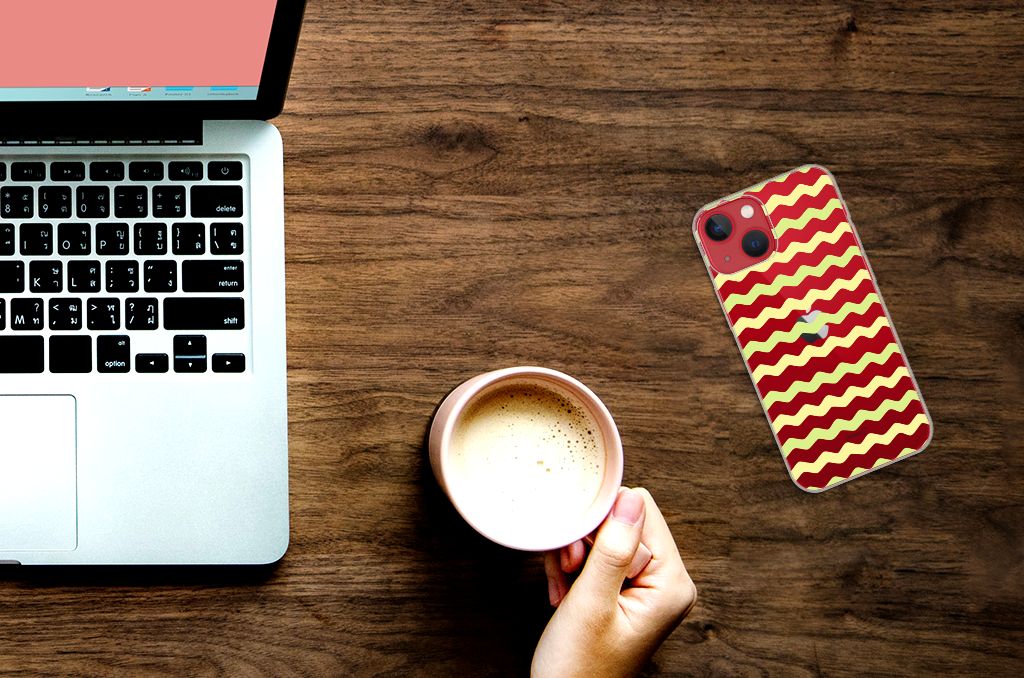 Apple iPhone 13 TPU bumper Waves Yellow hoesje met golven, naast een laptop en koffie. 📱☕