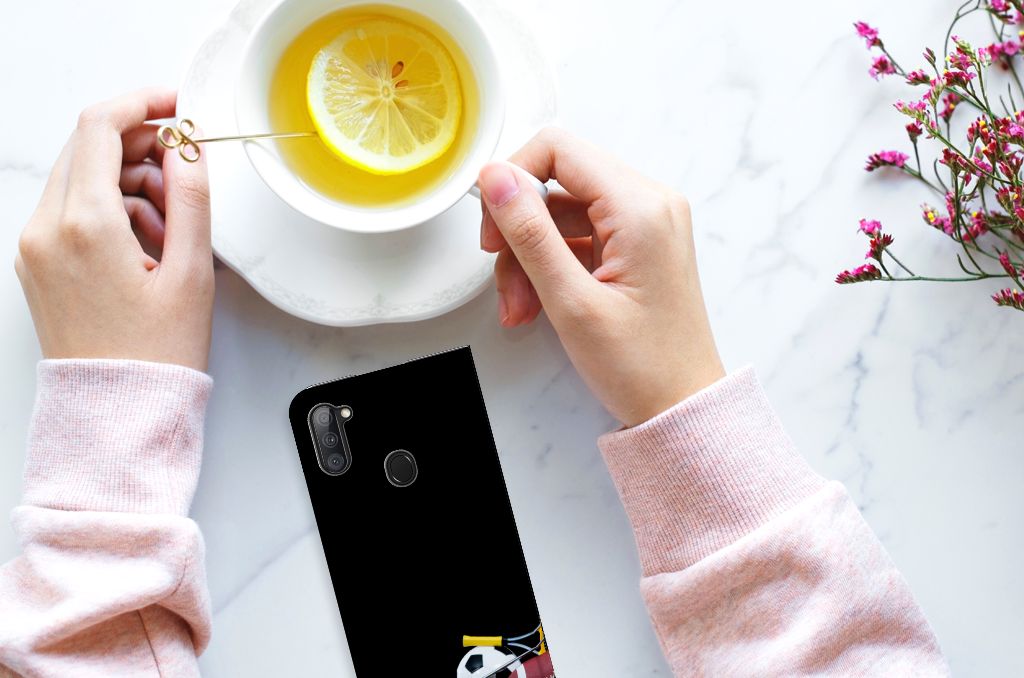 Samsung Galaxy M11 | A11 Hippe Standcase Sports met sportafbeeldingen en een hand die thee drinkt.