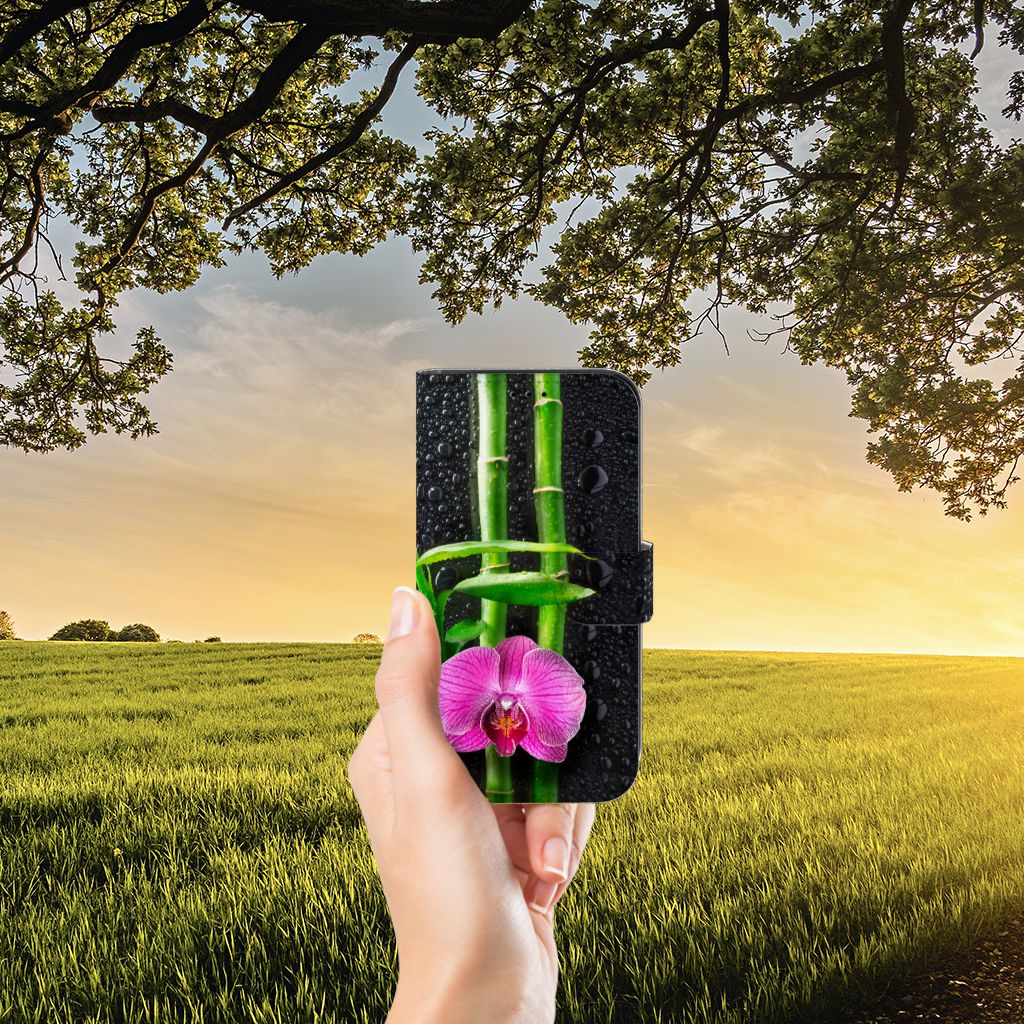 Apple iPhone 13 Hoesje Orchidee met elegante paarse bloem en bamboe achtergrond 🌸