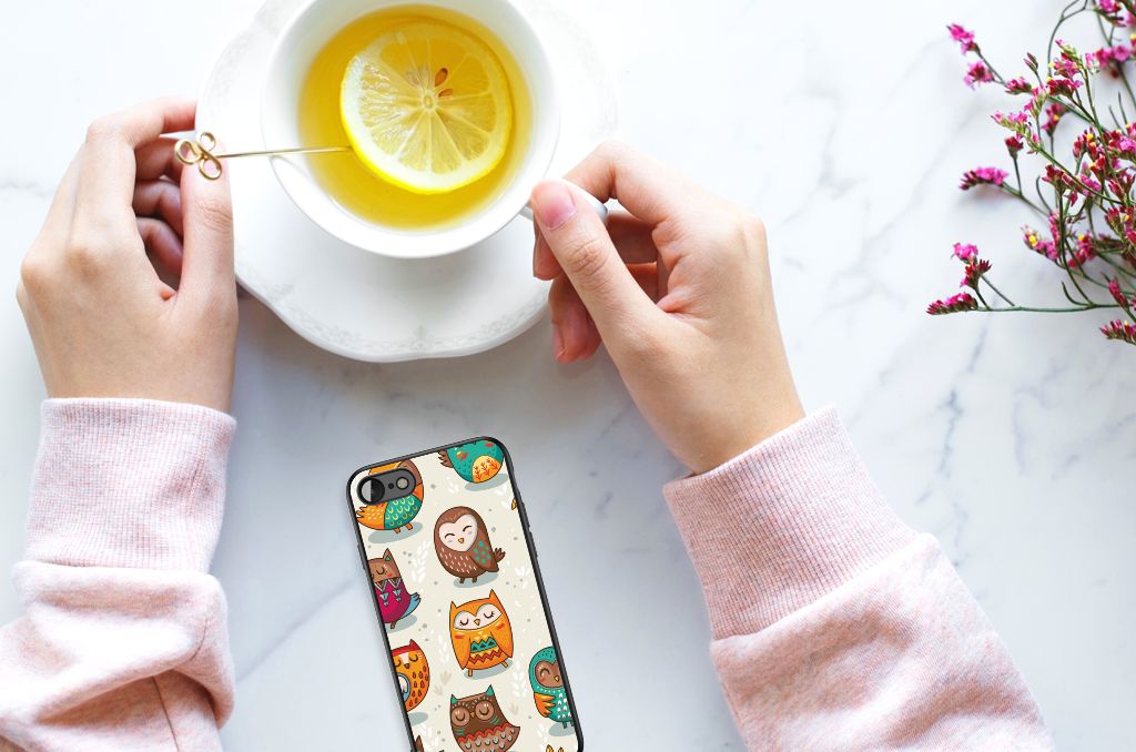 iPhone SE 2022 | SE 2020 | 7/8 Dierenprint Telefoonhoesje Vrolijke Uilen met een thee kopje en schijfje citroen.