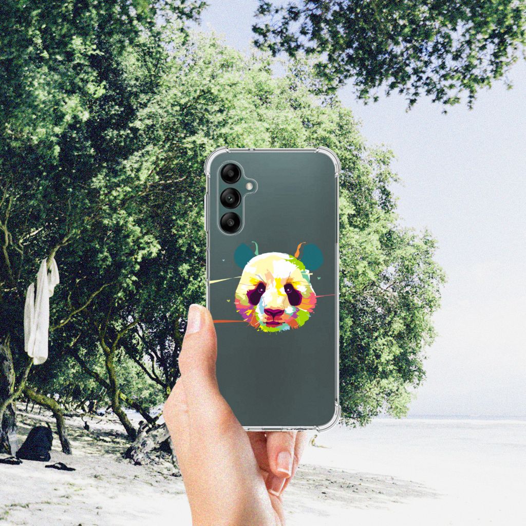 Samsung Galaxy A14 5G/4G Stevig Bumper Hoesje Panda Color in hand op strand achtergrond met bomen.