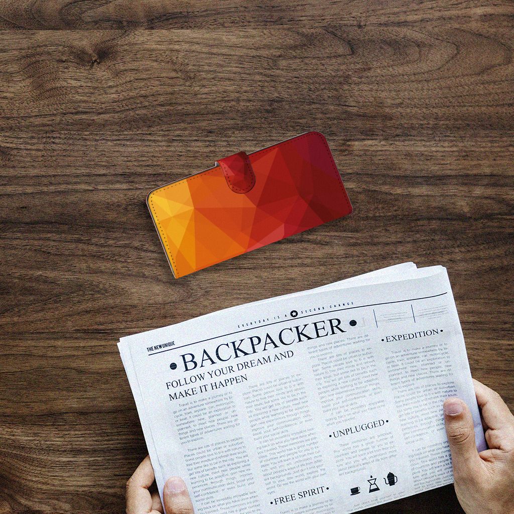 Book Case voor Samsung Galaxy A14 4G Polygon Red op een houten tafel met een krant ernaast.