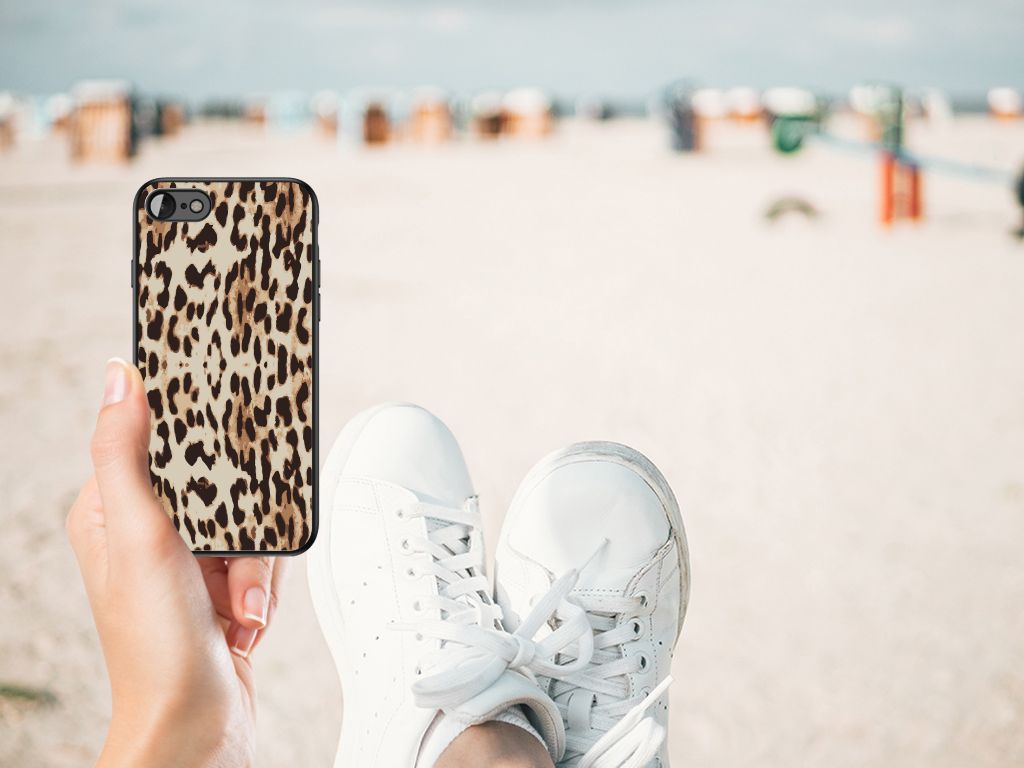 Dierenprint Telefoonhoesje Leopard voor iPhone SE 2022 | SE 2020 | 7/8 aan het strand, met sneakers.