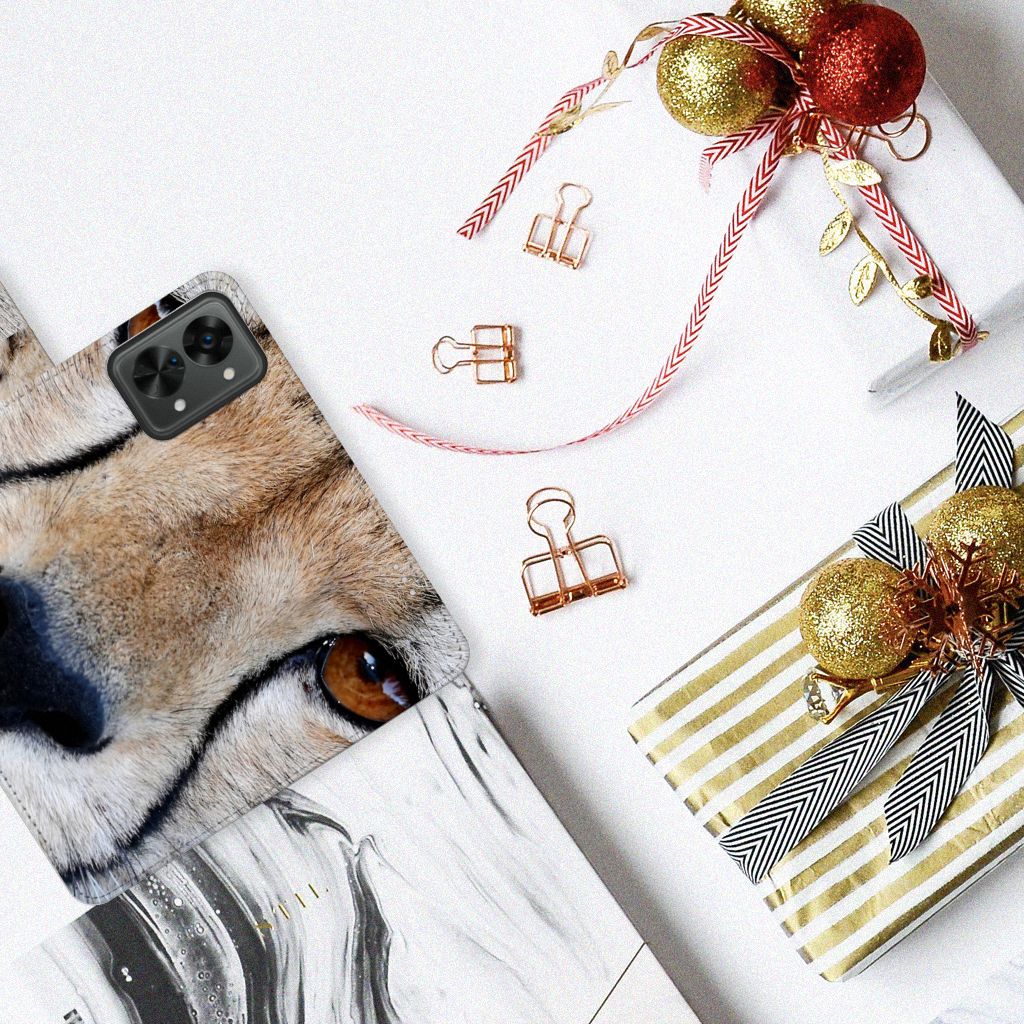 OnePlus Nord 2T Telefoonhoesje met Pasjes Cheetah dichtbij een geschenkverpakking en decoraties