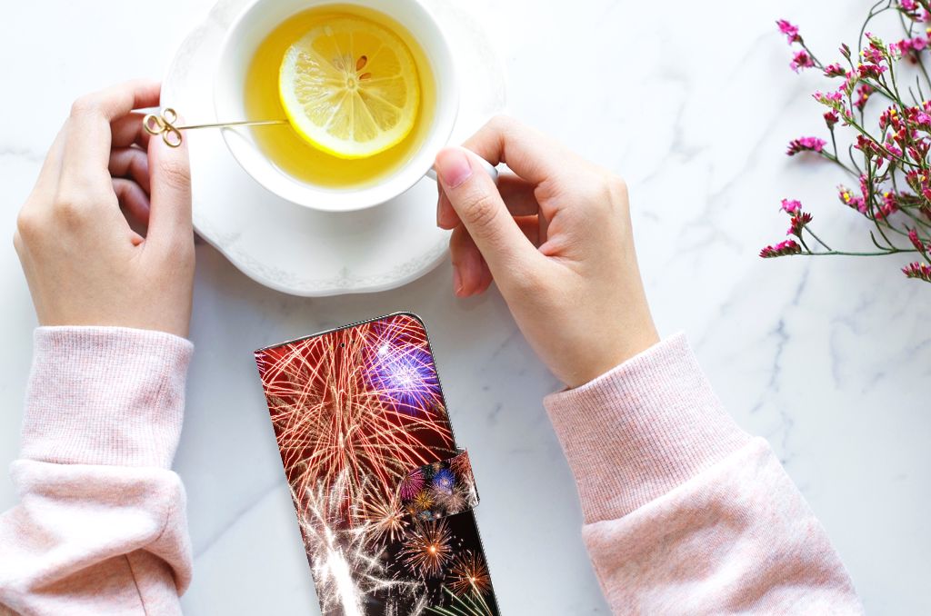 Samsung Galaxy A14 5G Wallet Case met Pasjes Vuurwerk naast een kopje thee met citroen.