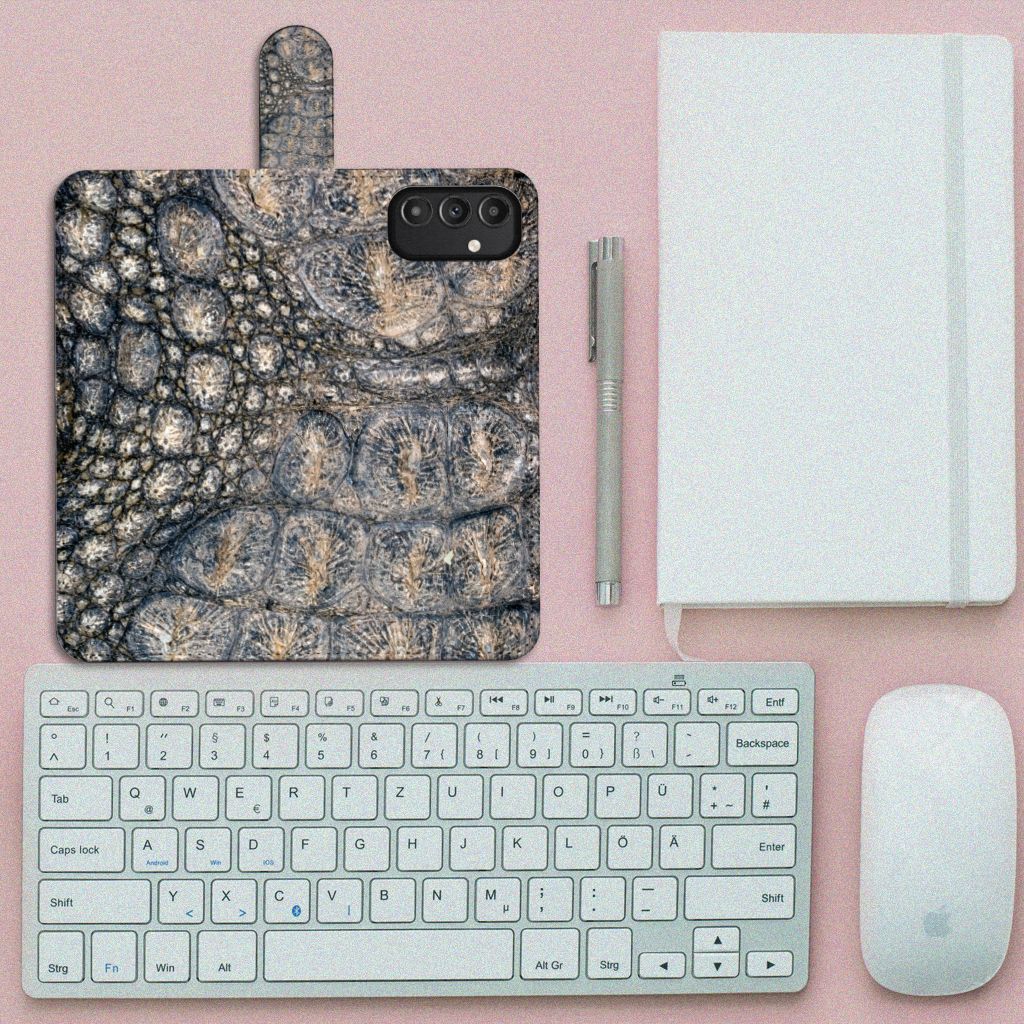 Samsung Galaxy A14 4G Telefoonhoesje met Pasjes Krokodillenprint op bureau met toetsenbord en notitieboek