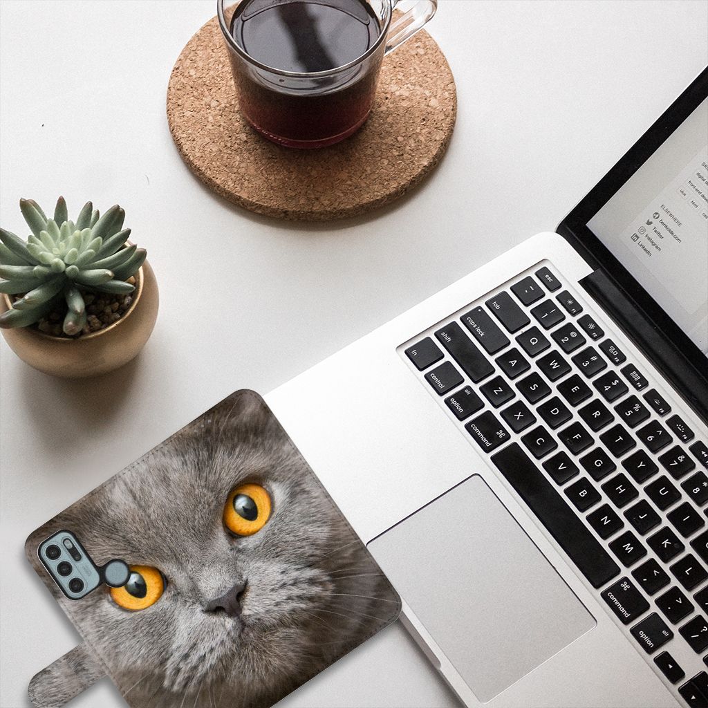 Telefoonhoesje met Pasjes Motorola Moto G60s Britse Korthaar op een bureau met laptop en koffie.