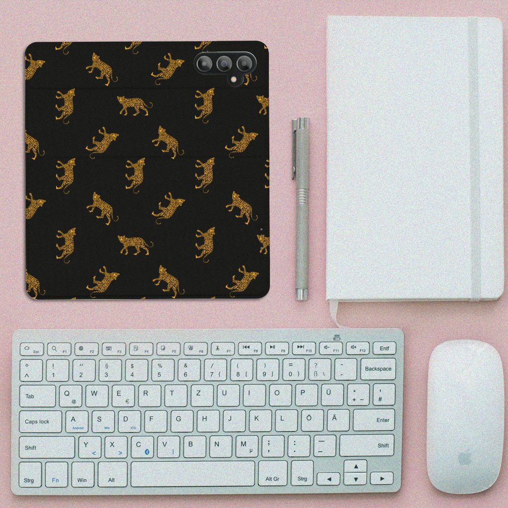 Hoesje maken voor Samsung Galaxy A14 4G Leopards met luipaardenprint op een bureau met toetsenbord en notitieboek.