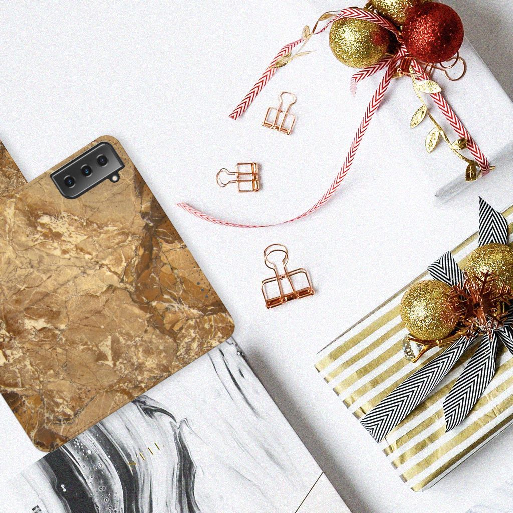 Samsung Galaxy S21 Plus Bookcase Marmer Creme op een tafel met geschenken en decoraties.