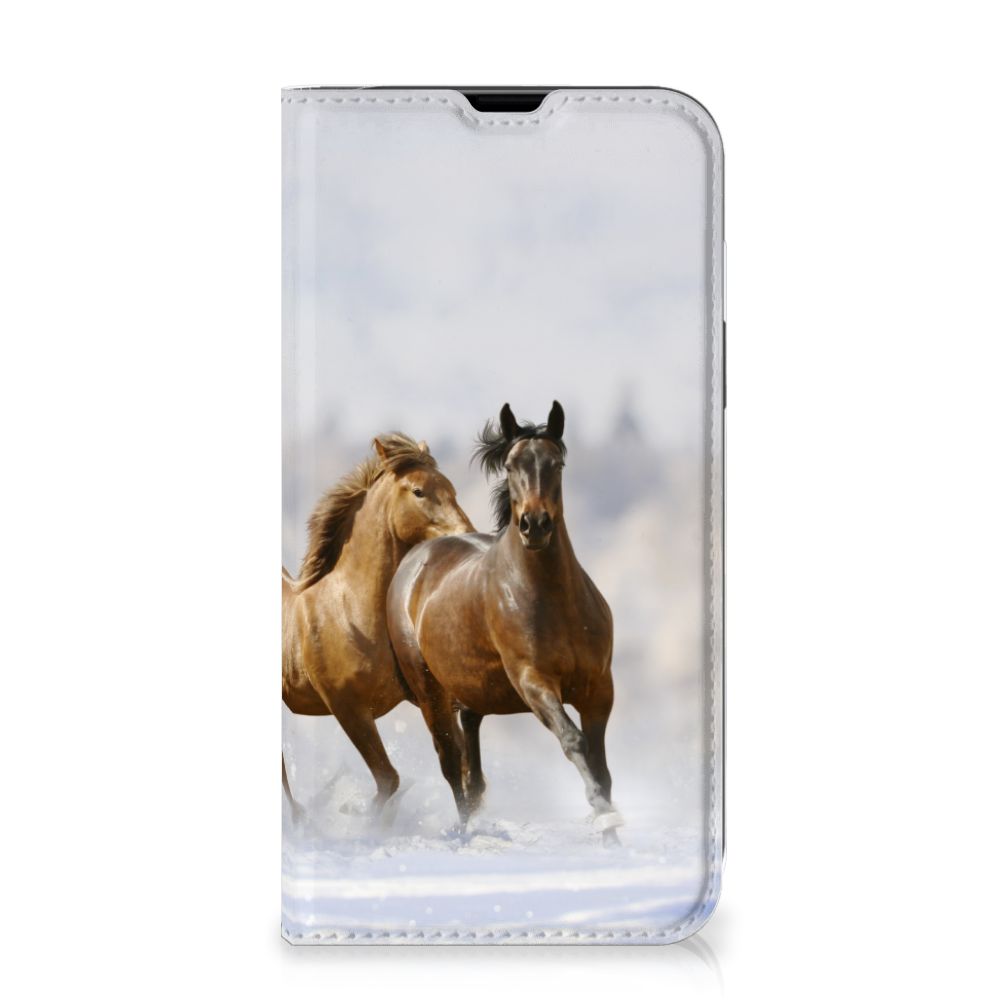 iPhone 13 Hoesje maken Paarden met print van rijdende paarden op een lichte, elegante achtergrond.