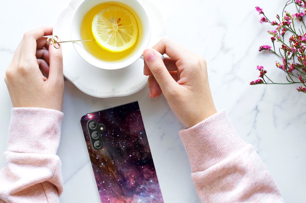 Stand Case voor Samsung Galaxy A14 4G Galaxy met sterren en planeten design naast een kopje thee.