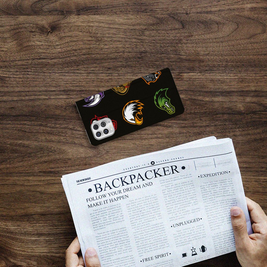 Motorola Moto G100 Magnet Case Cartoon met kleurrijke cartoonontwerpen op een houten tafel