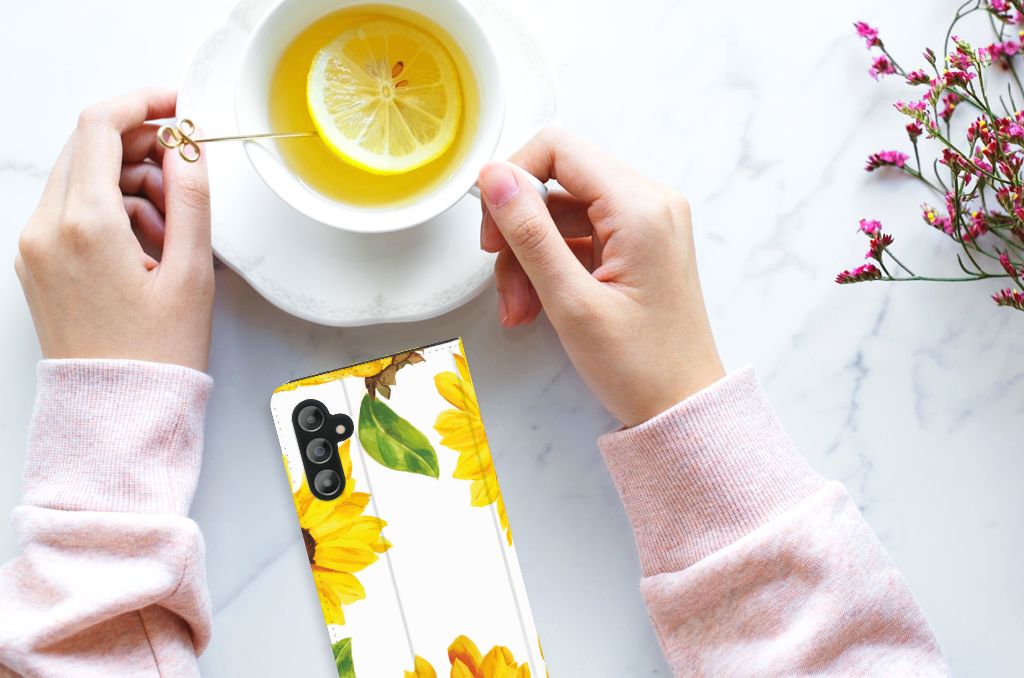 Smart Cover voor Samsung Galaxy A14 4G Zonnebloemen met zonnebloemen design en een kopje thee.
