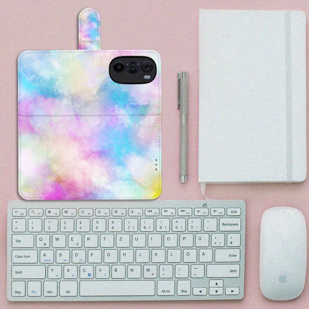 Hoesje Motorola Edge 30 Pro Watercolor Light met pastelkleuren op een bureau met toetsenbord en notitieboek.