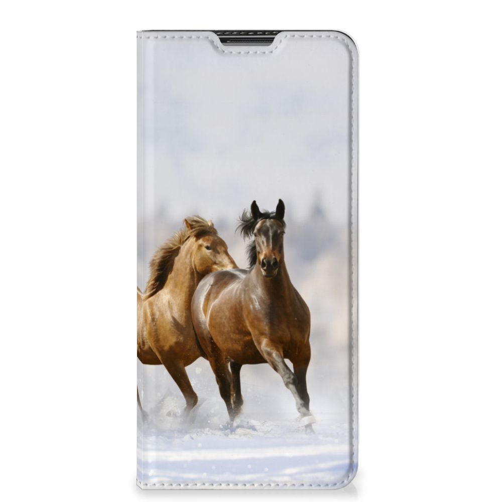 OnePlus 9 Hoesje maken Paarden met afbeelding van rennende paarden op een sneeuwachtige achtergrond.