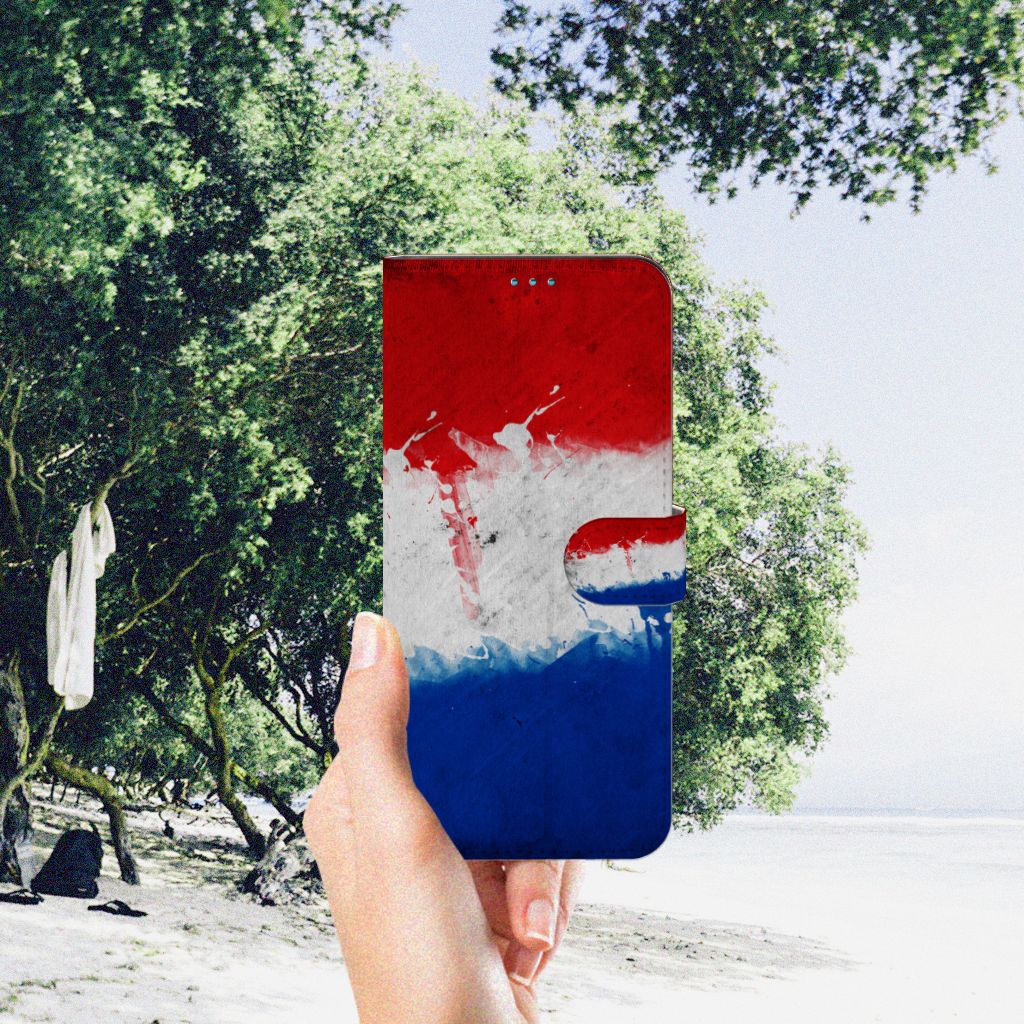 Motorola Moto G51 5G Bookstyle Case Nederland met Nederlandse vlag op een zomerse achtergrond.