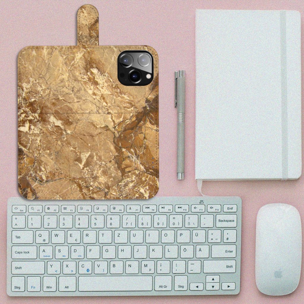 iPhone 14 Pro Max Bookcase Marmer Creme op een bureau met toetsenbord en notitieboek