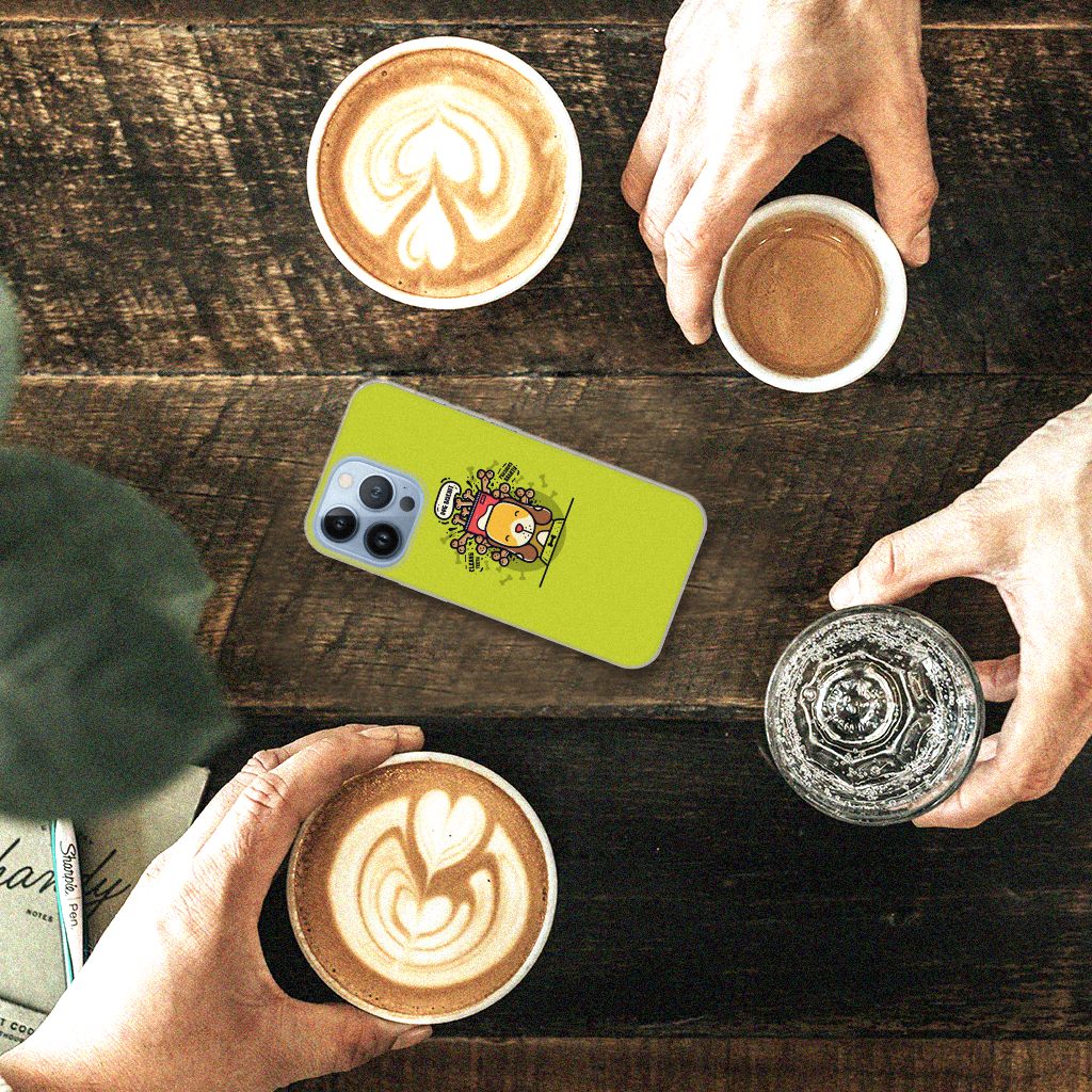 Apple iPhone 13 Pro Telefoonhoesje met Naam Doggy Biscuit op tafel met koffie