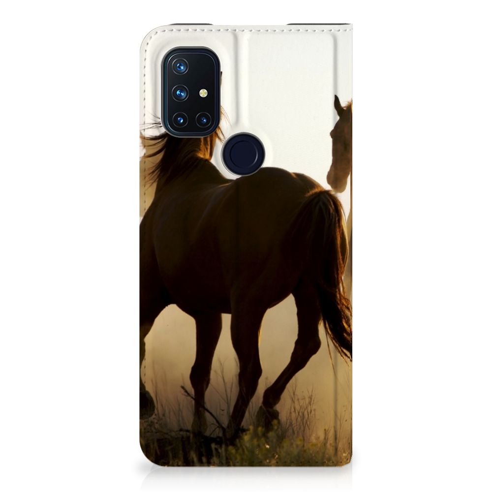 OnePlus Nord N10 5G Hoesje maken Design Cowboy met paardenprint en silhouetten van paarden op de achtergrond.