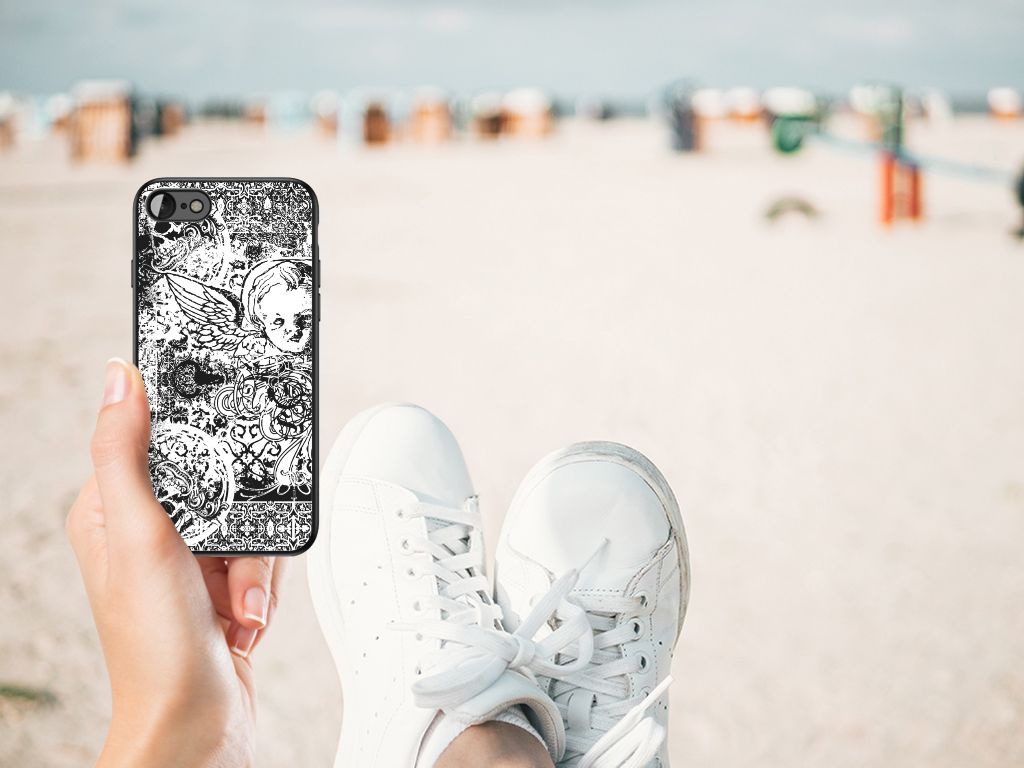 Telefoonhoesje iPhone SE 2022 | SE 2020 | 7/8 Skulls Angel in hand op het strand, met sneakers op de voorgrond.
