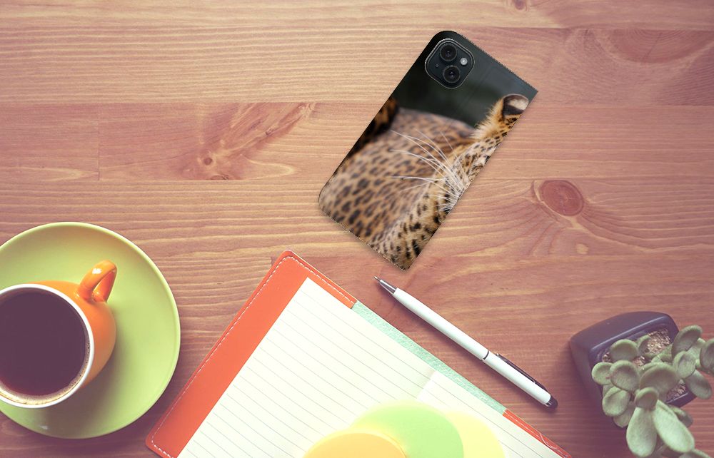 iPhone 15 Plus Hoesje maken Luipaard met een afbeelding van een luipaard op een bureau met een notitieboekje ☕.